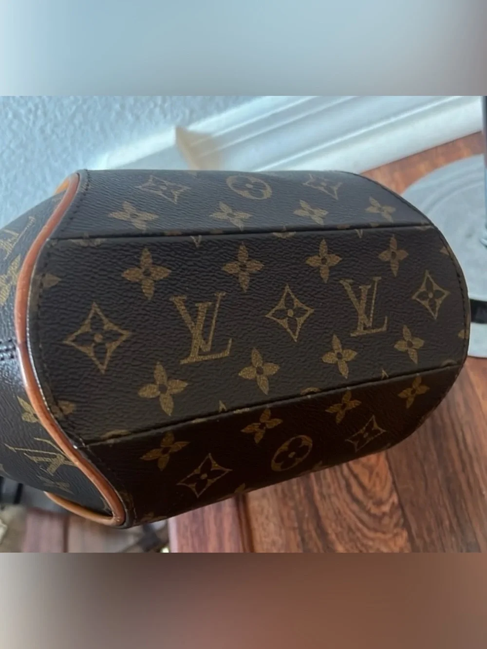 Louis Vuitton Ellipse PM M10040 Timeless design in good vintage condition.